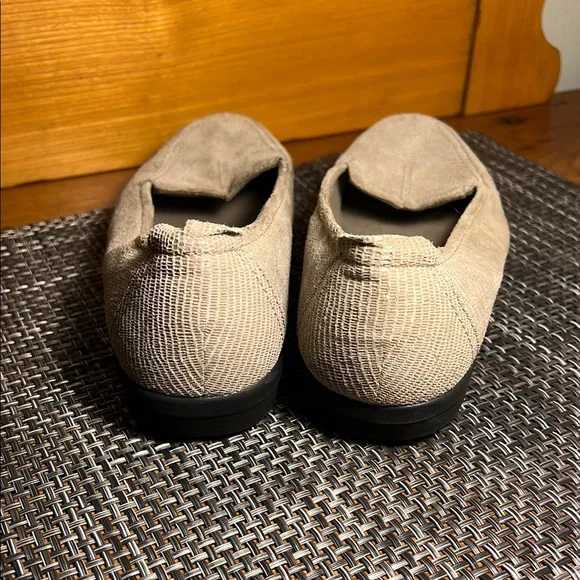 Clarks Cream Flats with Suede-like Material with a little sheen size 7.5 - Picture 4 of 6